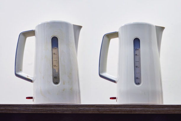 厨房里洗过又脏的水壶。电热水壶前后清洗。图片下载