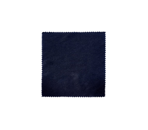 黑色方布用清洗液擦拭银器隔离在白色背景上，剪切路径图片下载