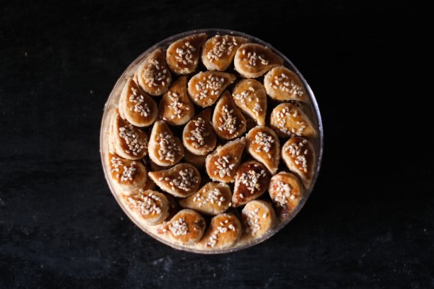 这种花生蛋糕是一种源自印度尼西亚的传统小吃。在一个玻璃碗中按照它的形状美丽地排列成一个圆圈图片下载
