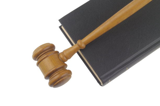 法官对法律书孤注一掷图片下载