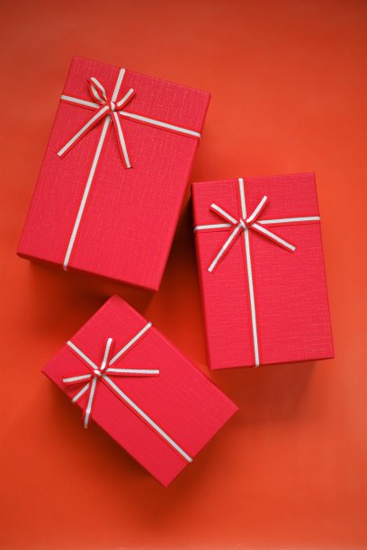 Cristmas礼物。寒假的惊喜和礼物。红色背景上的红色方框。图片下载