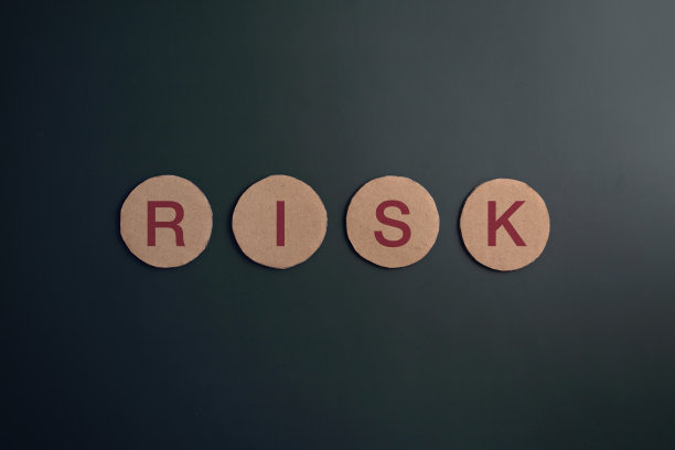 风险字纸硬纸板在黑暗背景下图片下载