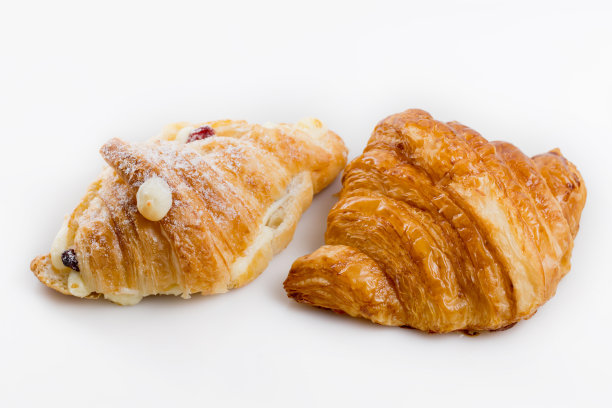白色背景下的可颂面包图片下载