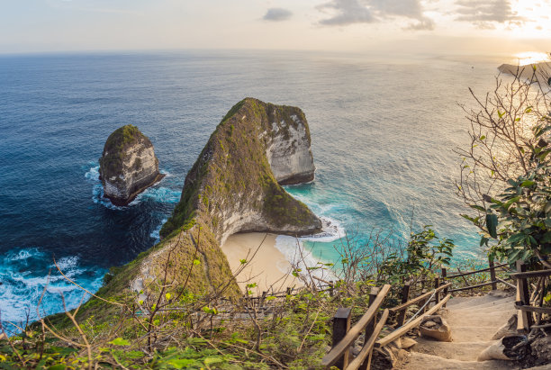 印度尼西亚巴厘岛努沙佩尼达岛上的曼塔湾或克林金海滩图片下载