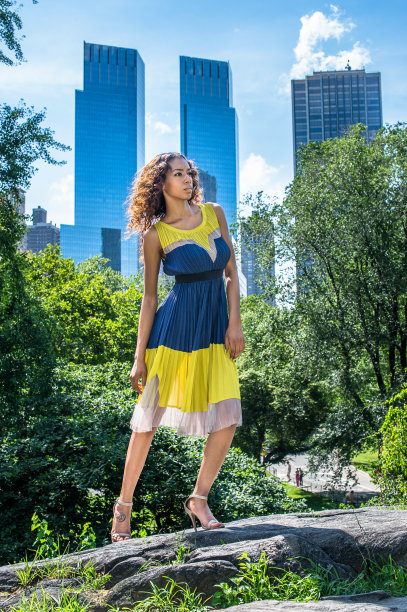 年轻女子站在纽约市的户外，期待着图片下载