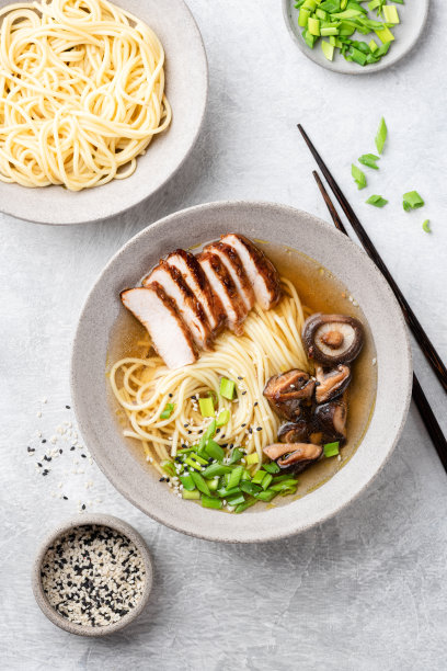 猪肉蘑菇拉面碗图片下载