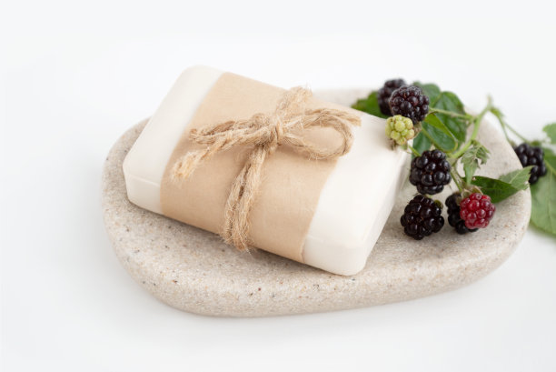 一块有机肥皂包裹在牛皮纸托盘新鲜的黑莓枝图片下载