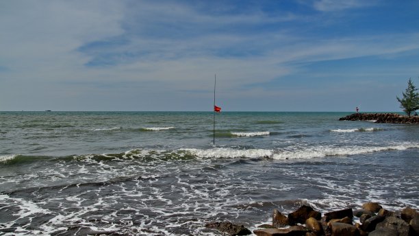 飞溅的海浪的美丽全景。图片下载