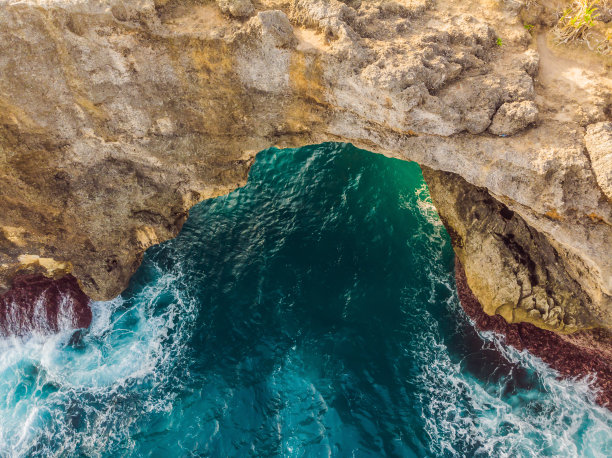 在努萨佩尼达破碎的海滩上的景观，印度尼西亚的天使的BillaBong海滩。热门旅游胜地巴厘岛图片下载