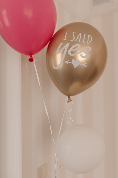 婚礼装饰，订婚，氦气球上面写着她答应了。度假和婚礼的概念图片下载