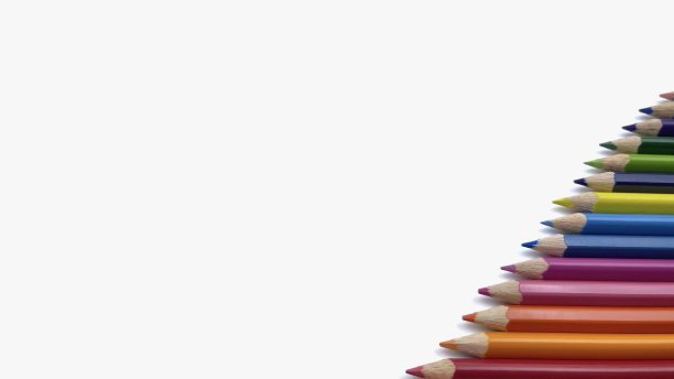彩色铅笔排列在白色的背景上图片下载