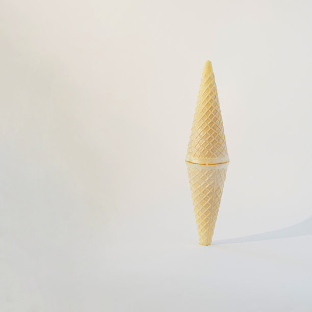 冰淇淋甜筒摞在一起。白复制空间图片下载