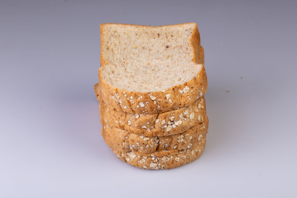 切片面包孤立在白色背景上。图片下载