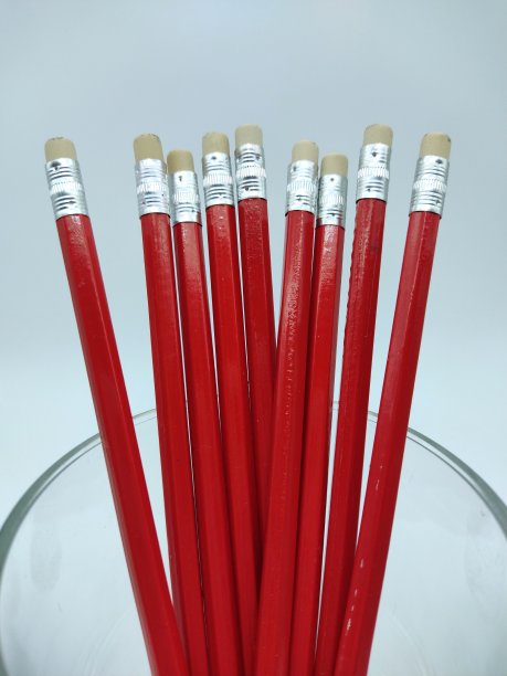 红铅笔和橡皮擦。图片下载