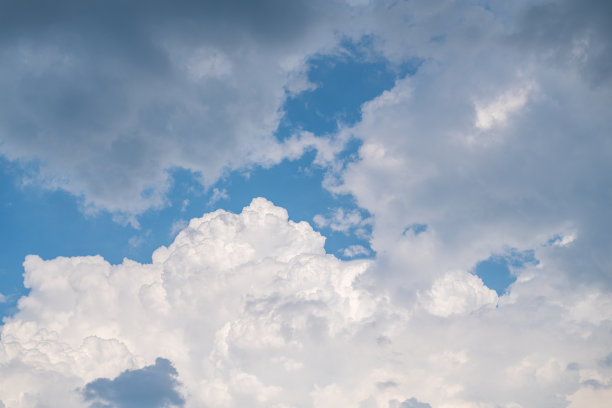 在一个晴朗的夏天，雷雨来临前，云层正在形成图片下载