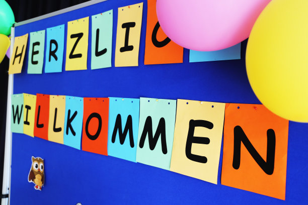 新学年开始的象征图像:学校的黑板上写着Herzlich Willkommen(欢迎)图片下载