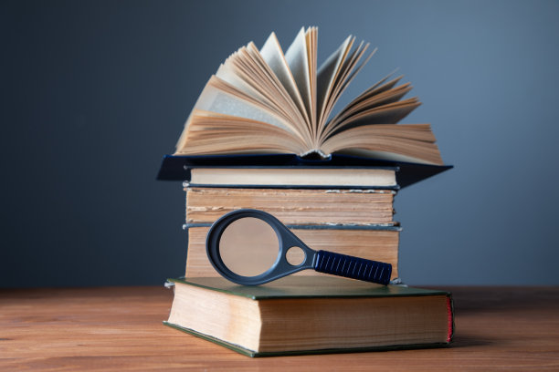 桌上放着放大镜的旧书图片下载