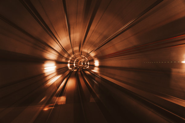 长时间曝光地铁上的高速列车图片下载