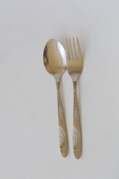 不锈钢叉子和勺子在白色孤立的背景照片图片下载