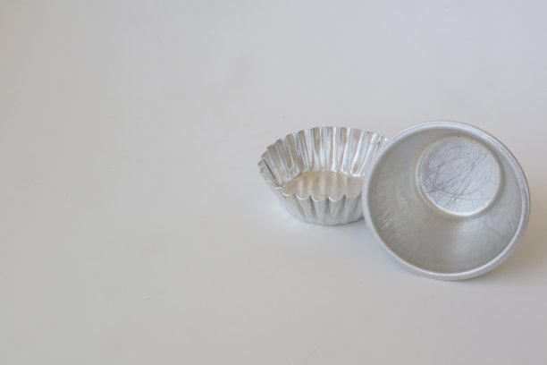 金属烘烤杯在白色孤立的背景照片图片下载