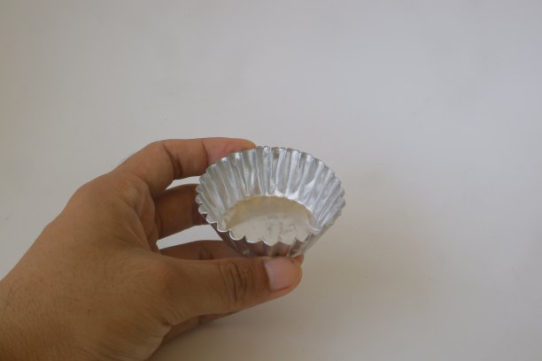 金属烘烤杯在白色孤立的背景照片图片下载