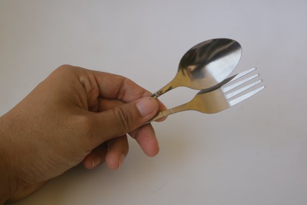 不锈钢叉子和勺子在白色孤立的背景照片图片下载