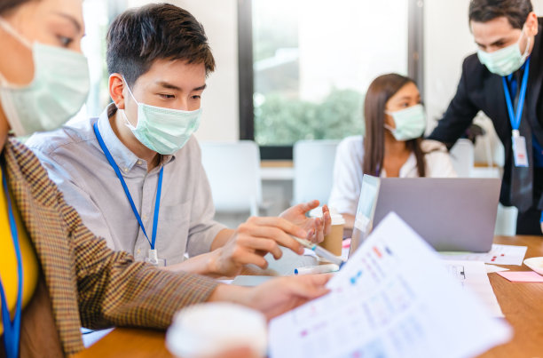 新常态教室和桌椅间距，防止新冠病毒(COVID-19)的传播。空教室是为了教和学。3 d渲染室内。图片下载