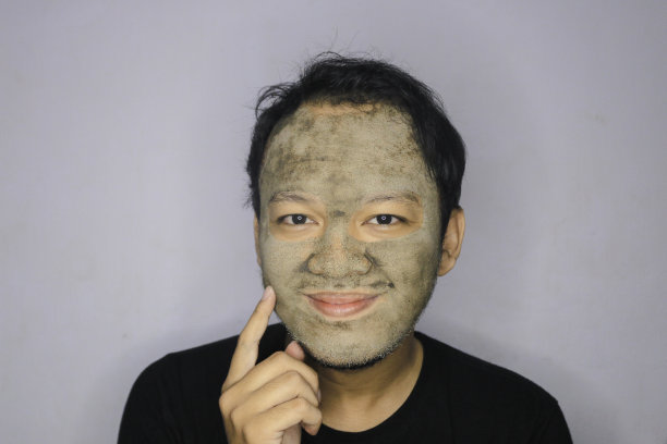 “微笑亚洲人”在使用美容面膜时对着镜头很开心图片下载