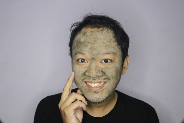 “微笑亚洲人”在使用美容面膜时对着镜头很开心图片下载