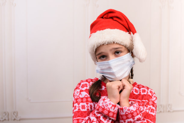 一个戴着圣诞老人助手帽和面具的女孩图片下载