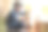 人们在家里用虚拟现实眼镜和操纵杆互动图片下载