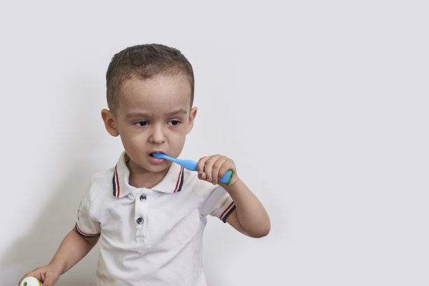 教你的孩子刷牙图片下载