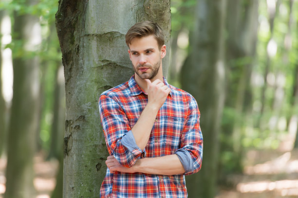 年轻的学生在户外穿着格子衬衫，休闲时尚图片下载