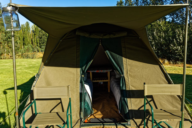带椅子和床的卡其色铃铛帐篷图片下载