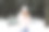 一个年轻的微笑美丽的女人在一个下雪的公园的现场照片图片下载