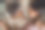 俯视图的老年母亲和成年的女儿在家里，看家庭照片。图片下载