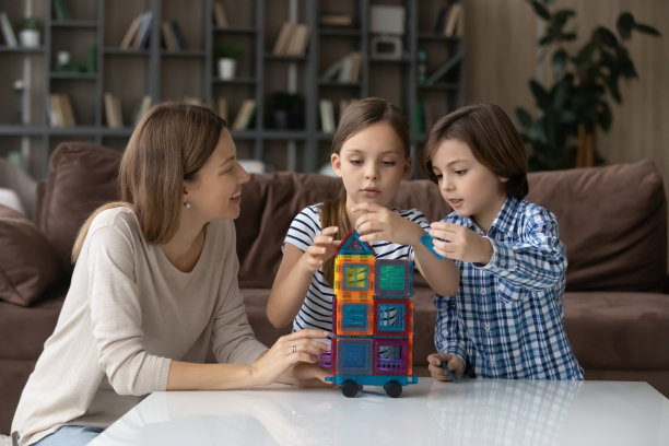 女人和孩子玩磁性建筑组制作创意车图片下载