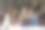 女人和孩子玩磁性建筑组制作创意车图片下载
