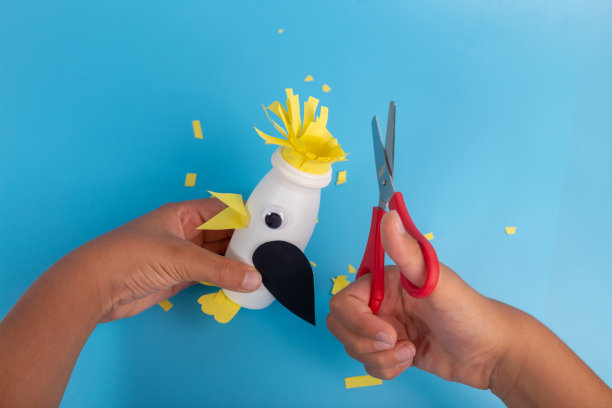 企鹅手工艺品给孩子们，孩子们用酸奶瓶做玩具图片下载