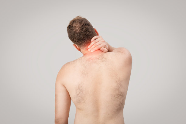 年轻人正捂着脖子，痛苦不堪。图片下载