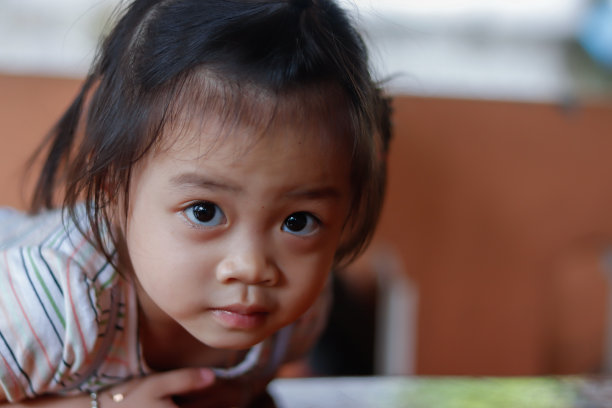 一个活泼的亚洲婴儿的头像图片下载