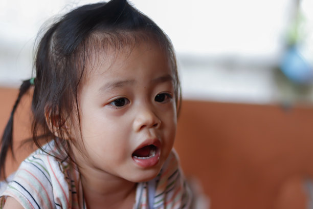 一个活泼的亚洲婴儿的头像图片下载