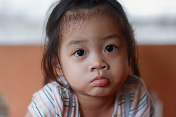 一个活泼的亚洲婴儿的头像图片下载