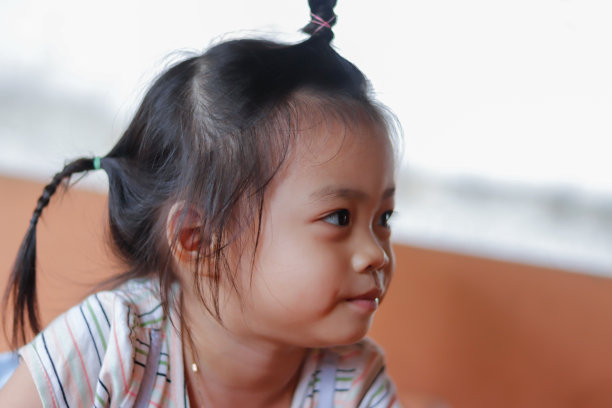 一个活泼的亚洲婴儿的头像图片下载