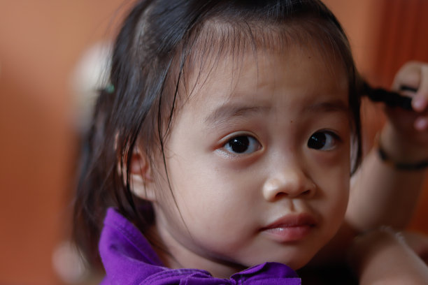 一个活泼的亚洲婴儿的头像图片下载