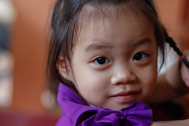 一个活泼的亚洲婴儿的头像图片下载