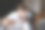 小女孩帮她爸爸组装婴儿床。库存图片图片下载