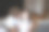 小女孩帮她爸爸组装婴儿床。库存图片图片下载