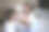 小女孩帮她爸爸组装婴儿床。库存图片图片下载