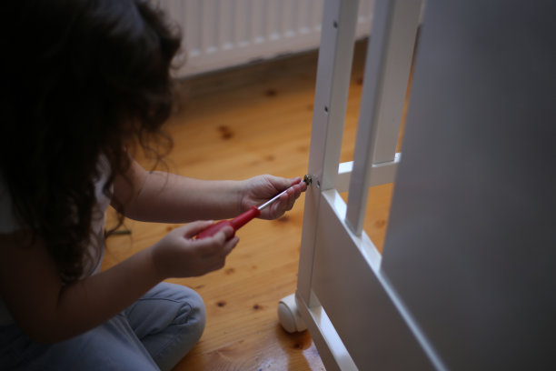 父亲和女儿一起制作婴儿床的照片图片下载